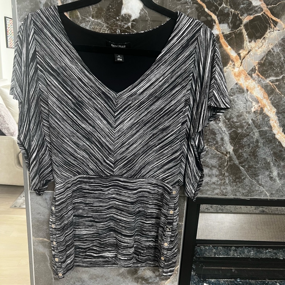 White House Black Market V neck blouse. (S)